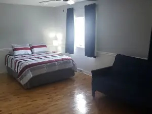 Downtown Tell City Upstairs Rental 2 Bed 2 Bath Wifi 30 minutes to Holiday World