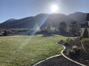 Relaxing Sierra Sunrise Family Getaway w/ EV Level 2 Charger - 4 bdrm 3 1/2 bath