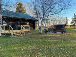 Log Home! Heated Garage! In town Warroad, MN. Close to Hockey Arenas & Fishing!