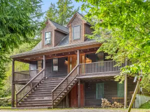 Hot Tub, Fire Pit and Panoramic Mountain Views - Stunning Retreat