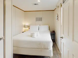 Snowbird-friendly home with central AC, full kitchen, and free WiFi