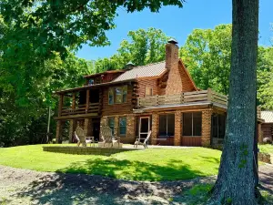 Cozy, Lakefront Log Cabin