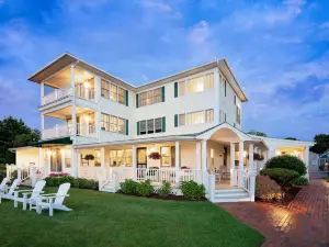 Inn at Harbor Hill Marina