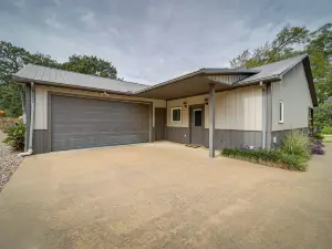Cozy Checotah Retreat w/ Deck Near Eufaula Lake