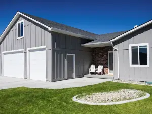 4-bedroom house in fabulous Heyburn walking distance to the river walking path!