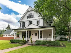 Orting Manor - Charming and Historic! 6 Bedroom Residence by Redawning