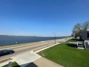 3 Bedroom Condo with Lake Pepin Views with Access to Shared Outdoor Pool
