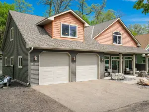 Moonlight Cove - Lakeside Lodge