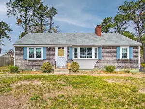 Traditional Cape Cod Cottage Walk to Beach!