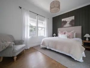 Field Street Cottages 'Studio' - Centrally Located Luxury