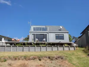 Aqua Vista on Arden - Beachfront Bach in Oakura