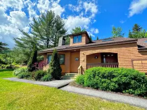 O8 Renovated Forest Cottage Townhome with Great Mt Washington Views Fast Wifi Walk to Skiing