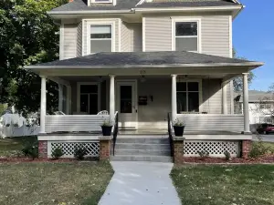Ada’s Guesthouse- historic home close to lake, shopping, parks, trails, BVU