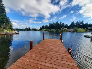 Golden Accents on Long Lake- Kayaks & Paddle boards included