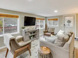 Popular Clearwater river Idaho. Enjoy Outdoor kitchen, Hot tub and spa shower.
