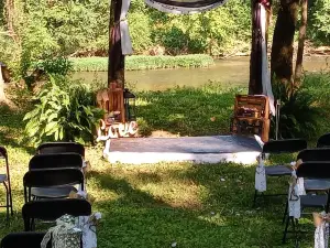 CreekView Cabin Retreat is Privately Located on the Creek with a Jacuzzi & More