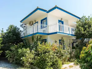 Bluewhite Studio - Cozy Garden Nest