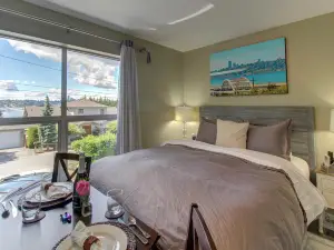 Cozy suite with lake and city views, hot tub, near parks, shopping, & dining