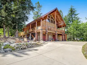 High-end ski-in/ski-out getaway with fast WiFi, large deck & more