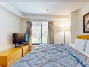 Comfortable mountain gem with pool, mountain views, & indoor parking space