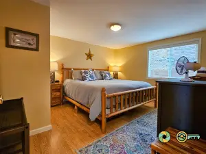 Bright Spacious Oasis - Waterway Views and Pool Access