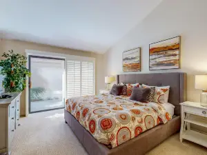 Golfers Delight Lake-View Condo on PGA West Course - Pool & Spa