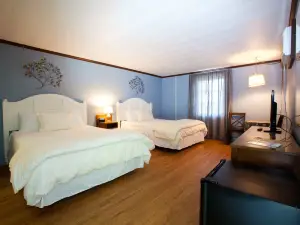 Whispering Winds Motel