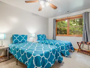Twin Creeks Lodge by AvantStay 33 Acre Retreat