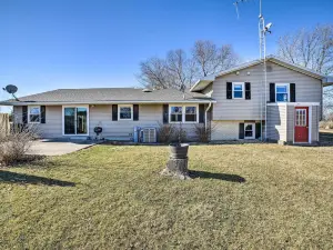 I-80 근처에 위치한 루럴 세네카 하우스와 마당