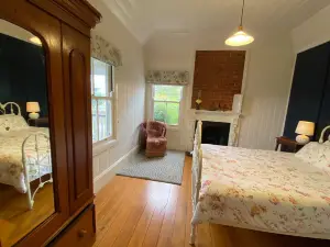 Awen Cottage - Where Heritage meets the heart of Tenterfield