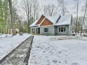 Pet-Friendly Wixom Lake Home w/ Deck!