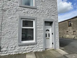 Modernised 3-bedroom Blackburn townhouse sleeps 6