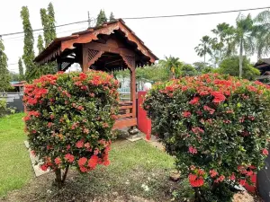 Al-Waris Beseri Muslim Poolstay with 6-Bedroom