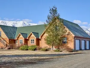 Spacious Farm House with Stunning Mountain Views