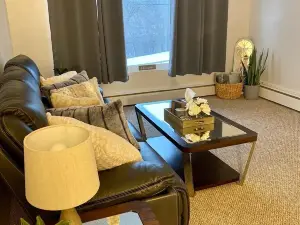 Cozy & Spacious 2 Bedroom Apartment