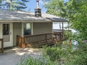 Beautiful Lakefront home - perfect getaway for every season!