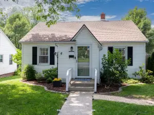 NEW! Cheerful 2 bd bungalow with hot tub. Must see!