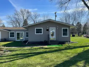 Cozy 3 bedroom Lake house