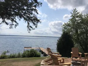 Private on Chain O’Lakes ⭐️ Huge Kitchen, 2 Living Spaces, Large Cousins Room!