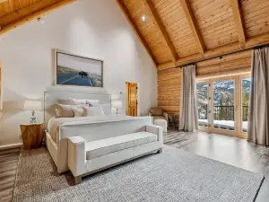 Brand New! Amazing Views! Ski In/Out / Hot Tub / 3 Kings! / Sleeps 12!
