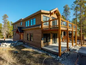 Stunning Views and Private Hot Tub - Luxurious Escape