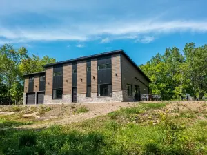 Chalet Orion, Lanaudière, spa, lake access, family-friendly and petfriendly