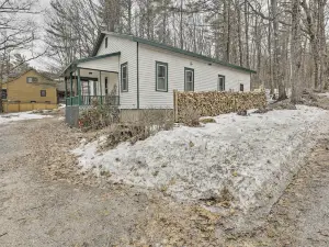 Charming Sutton Cottage: Walk to Lake & Farm!