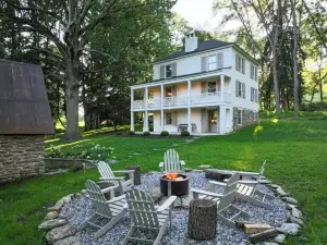 Charming & newly restored farmhouse tucked away in nature