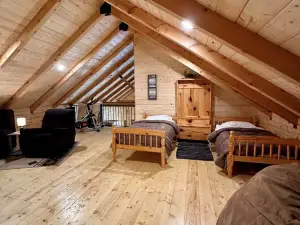 Pine Cabin on Gilmore Lake