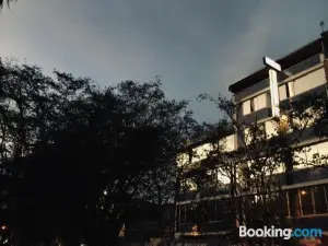 Hotel R Williams