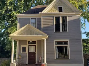 Spacious Victorian perfect for large groups.  Walk to Main Street!