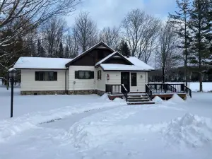 Charming & Spacious Home on Little Smoky Lake,Golf course nearby, Pet friendly!