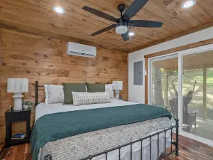 Alone At Last - New LUX Tiny Cabin - WiFi - Hot Tub