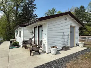Cozy River Cottage on the Old Abe Chippewa River.